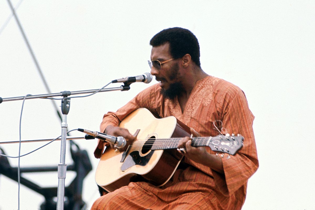 FreeSpiritNtn's tweet photo. Richie Havens was the opening act at the #Woodstock festival, despite that not being the plan.

At the end of his exhausting set, he played a guitar groove and started singing, creating a new song (and the anthem of Woodstock) live on stage (later called "Freedom")

#woodstock69 https://t.co/xB16Hmza7D