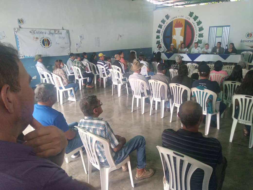 laidygomezf's tweet photo. #15Agos ADecos en la montaña alta del Táchira se organizan👏🏻

En todos los rincones de la región #AccionDemocratica🏳 cuenta con equipos comprometidos en la accion social, que nos acerca a la población que más padece la crisis nacional, generada por el régimen.

#SanJoseDeBolivar https://t.co/BU9mEU6J63