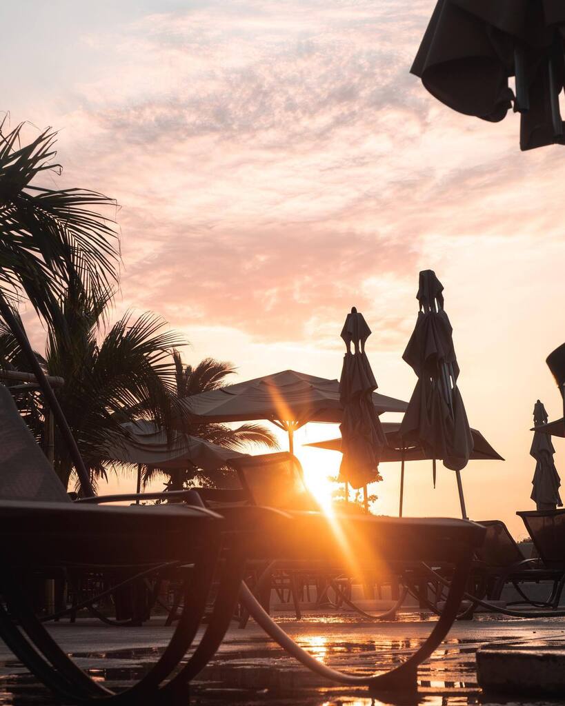 mrtnway's tweet photo. Summer is ending. 

#beach #lifestyle #mensstyle #manstyle #sea #beachvibes #nightout #waves #perfumes #watch #watchoftheday #edc #mexico #pmphotoassignments #moment https://t.co/xYqWhCYqvE https://t.co/IjGCSjHhKQ