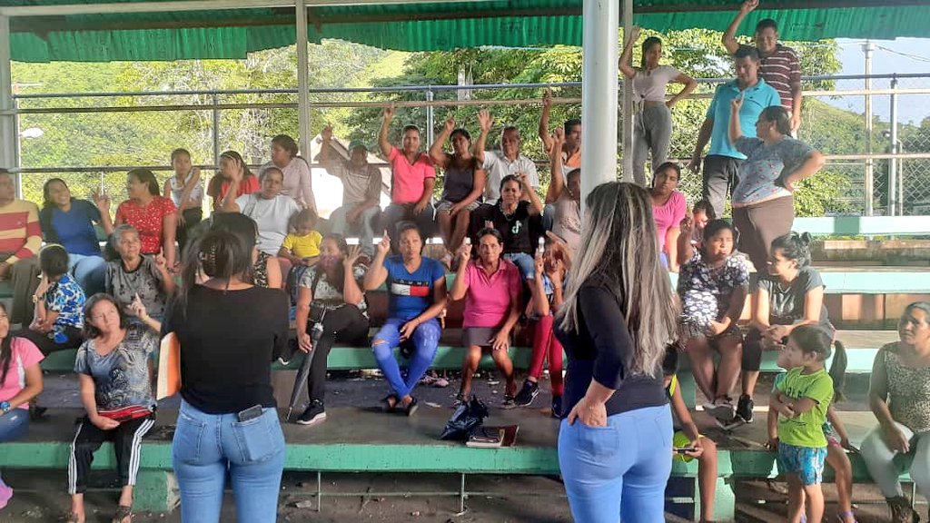 acosta_alcaldia's tweet photo. #Hoy| Lcda. María Araguayan en representación de #IMVIA, realizó reunión en El Rincón con la Ing. Normarys Chacón del #INTU y habitantes del sector El Tamaruco, para conformar Comité de Tierras Urbanas, con el fin de otorgarles título de propiedad de tierras y de viviendas. https://t.co/LqARcjwVvq