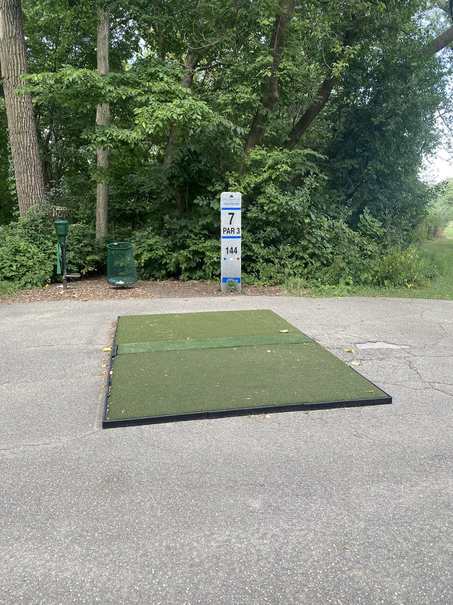 EddieBarstool's tweet photo. The mats at Edgebrook are more iconic than #7 at Pebble Beach https://t.co/ab0z9NmEWo