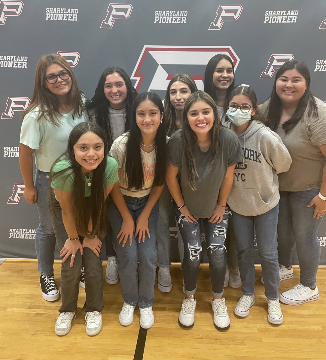sphsvball1's tweet photo. First day of school β
ππβ€οΈ
#SISDFirstDay | #PioneerPride |#DiamondbackNation | @MySPHS | @sharylandath | @SISDmedia https://t.co/n1CCSKCCOj