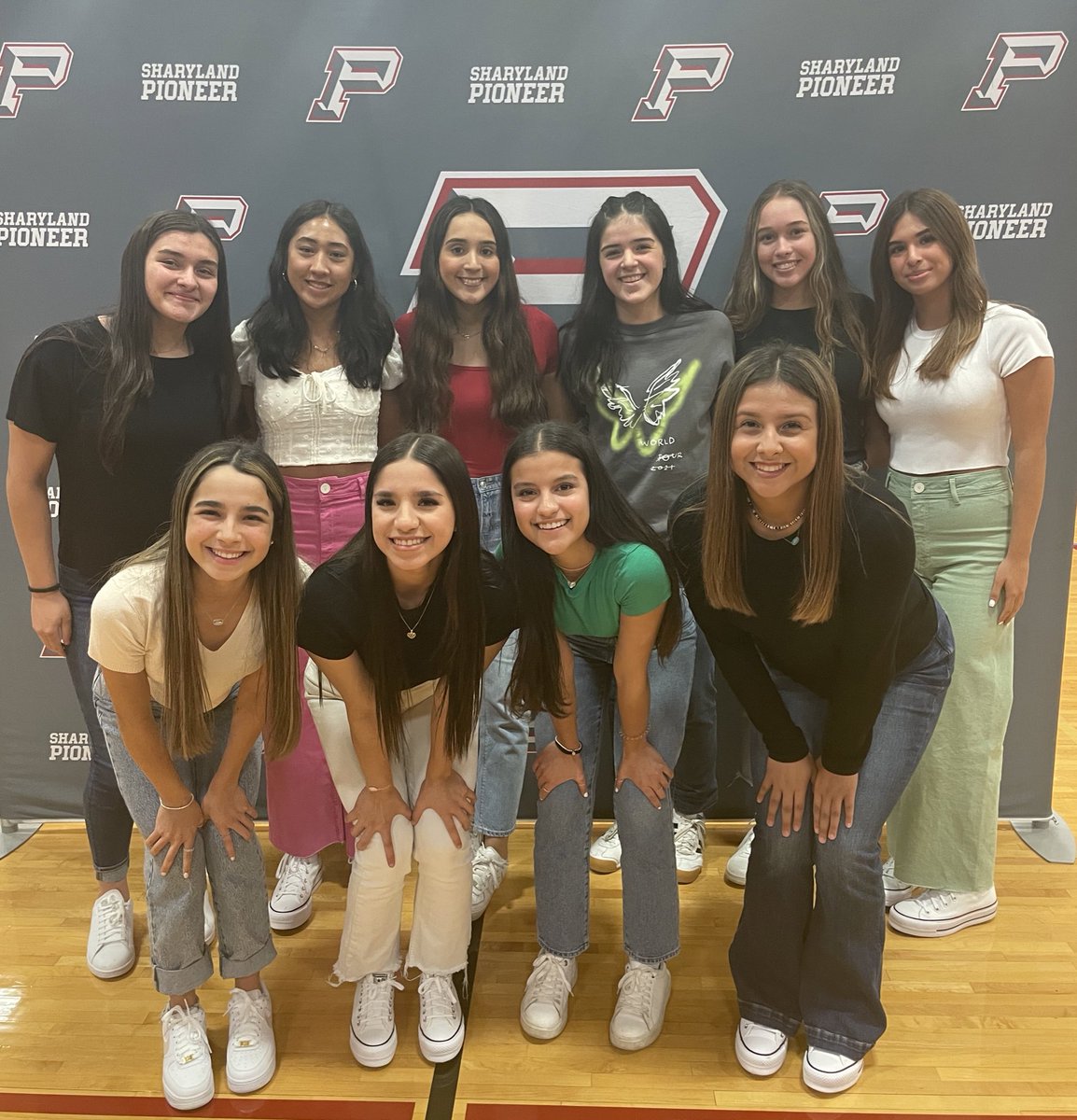 sphsvball1's tweet photo. First day of school β
ππβ€οΈ
#SISDFirstDay | #PioneerPride |#DiamondbackNation | @MySPHS | @sharylandath | @SISDmedia https://t.co/n1CCSKCCOj