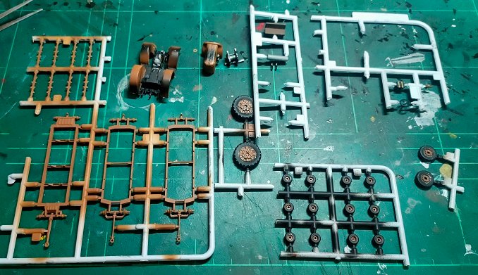 WartsNAllModels's tweet photo. Going live on https://t.co/cqPPEWFwbQ in 30 minutes (9.30am ACST, 5pm PDT) we're doing #touchups on the #spitfire #undercarriage, #completing the #halifax #wheelbays, #assembling the #groundsupport #tractor and #bombtrolleys, and #littlestuff on the #lancaster. Pop past and chat! https://t.co/F5vJQQ7iPN