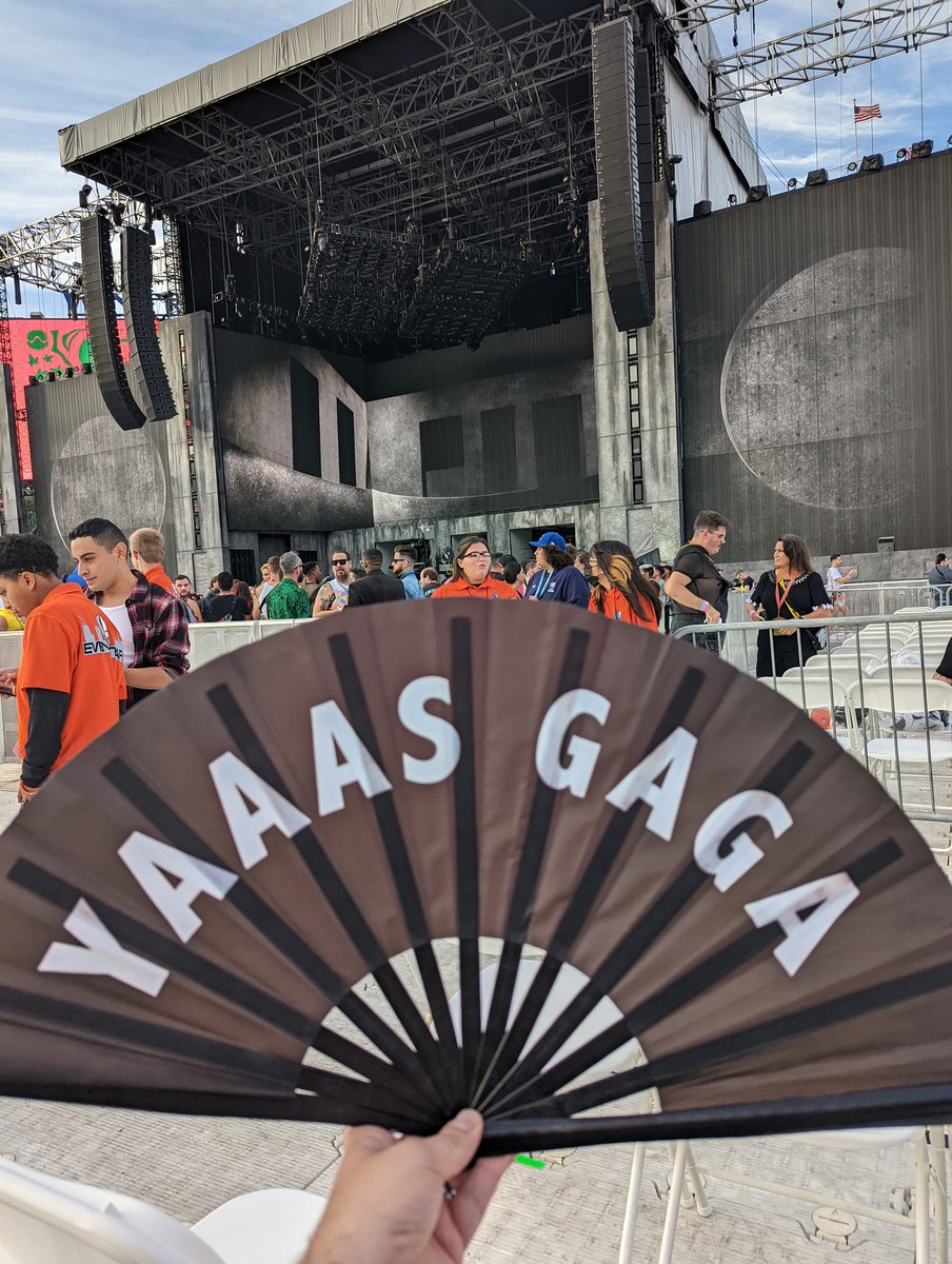 iamapunkmonkey's tweet photo. Yaaaaaaas @ladygaga! #yaaaaassss #ladygaga #yaasgaga #thechromaticaball #livenation #wrigleyfield @LiveNationIL @LiveNation https://t.co/2JramymoTT