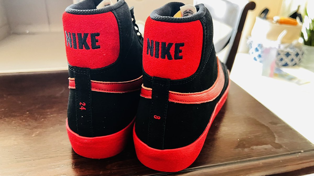 BryinSutton1's tweet photo. Shout out to the best company to work for!!! Anniversary gift just came in #Tmobile #mangentafresh #Nike https://t.co/MudfMjScj5