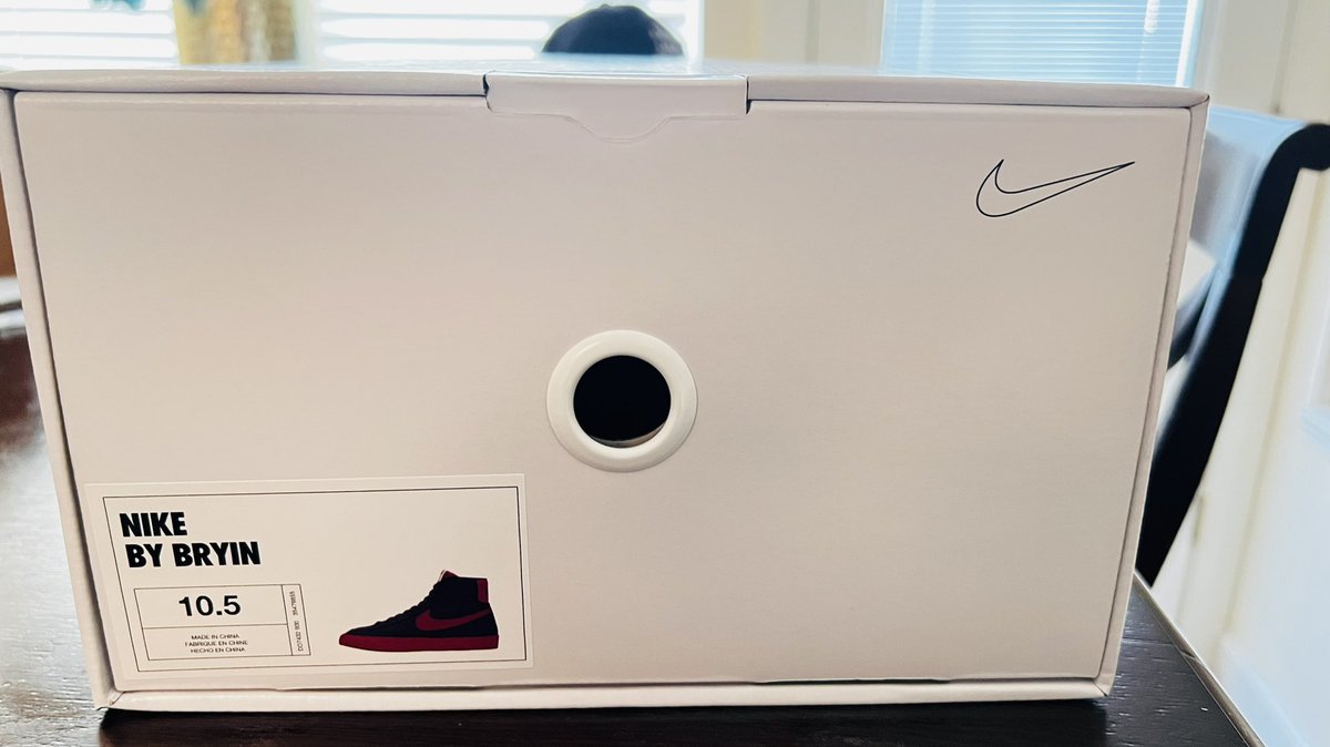 BryinSutton1's tweet photo. Shout out to the best company to work for!!! Anniversary gift just came in #Tmobile #mangentafresh #Nike https://t.co/MudfMjScj5