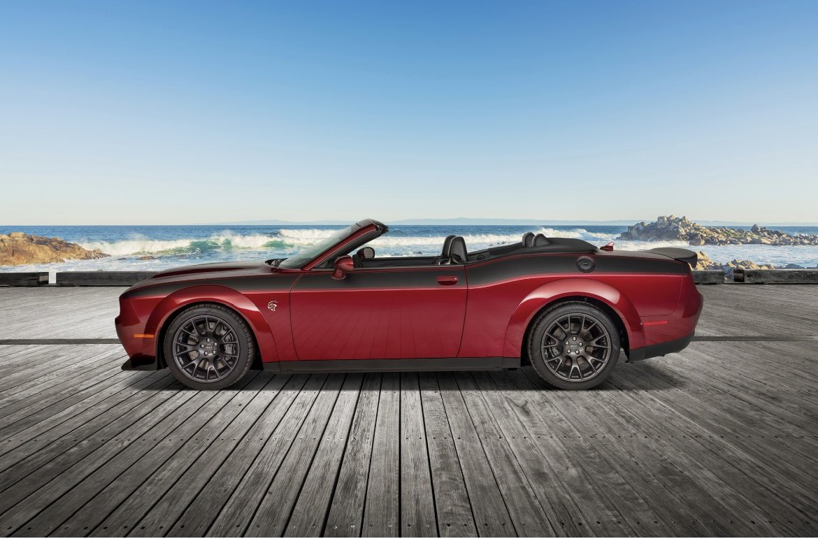 StellantisMX's tweet photo. Poseer un @DodgeMX Challenger convertible ahora es posible en Estados Unidos. El proceso de conversión del Dodge Challenger estará disponible en las versiones R/T, R/T Scat Pack y en todos los Challenger SRT con las opciones de color de pintura exterior de los modelos 2023. https://t.co/lt5qmMjmeR