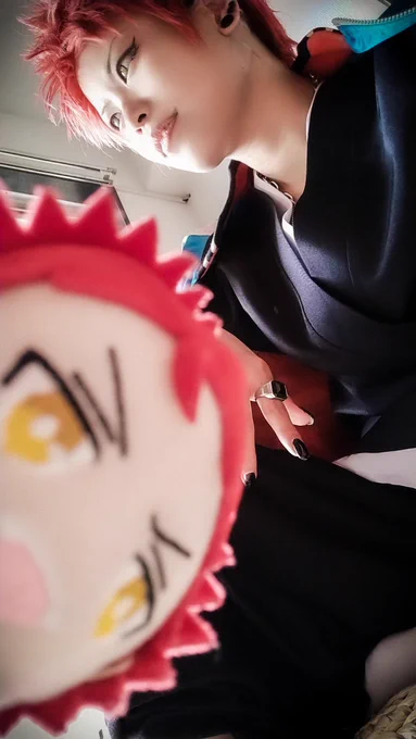 まいでぃあふれんどが宅コスしてくれたよ!私はウィッグをときんときんにセットにするのをがんばりましたくこくんがうちにいて脳内大混乱よあげていいよてもろたやつ載せちゃお  