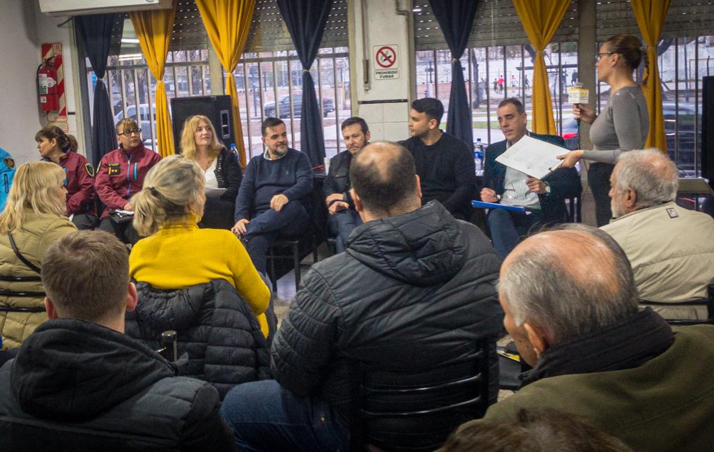 carlosbrunok's tweet photo. Reuniones en Comuna 4 y Comuna 6 d la segunda etapa d los Foros d Seguridad Pública d @SeguridadBA
Gran participación vecinal
Seguimos transmitiendo los resultados sobre los planteos realizados en la primer etapa de los #FOSEP realizados en abril 2022 y recibiendo nuevos pedidos. https://t.co/s2nj5pD8Sm