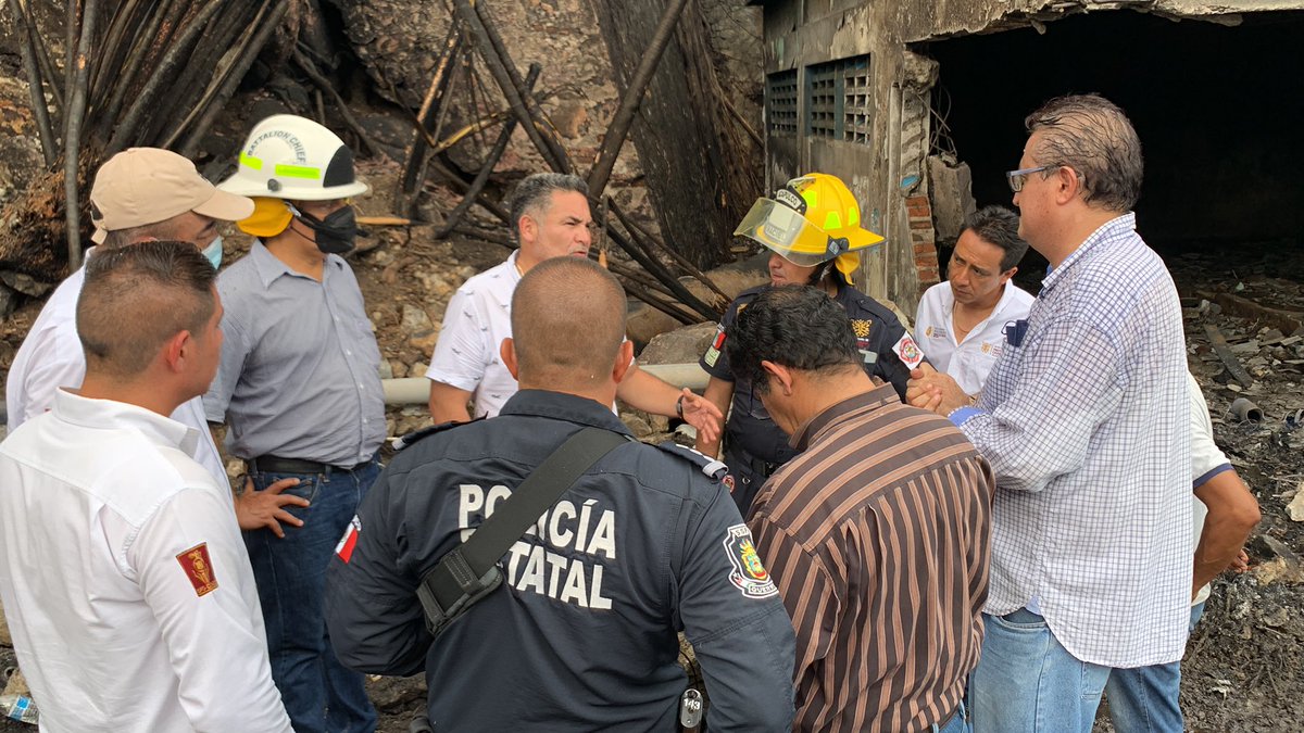 PC_Guerrero's tweet photo. #SPCGRO INFORMA: 🚨

Personal de @PC_Guerrero y @SSPGro, continuan trabajando coordinadamente en la atención de la volcadura de una pipa que transportaba gasolina en la Avenida Escenica de #Acapulo, por lo que seguirá cerrada la circulación en esta vialidad. https://t.co/bjAiMXcIH7