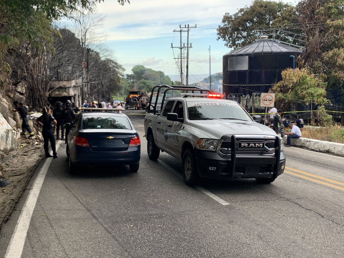 PC_Guerrero's tweet photo. #SPCGRO INFORMA: 🚨

Personal de @PC_Guerrero y @SSPGro, continuan trabajando coordinadamente en la atención de la volcadura de una pipa que transportaba gasolina en la Avenida Escenica de #Acapulo, por lo que seguirá cerrada la circulación en esta vialidad. https://t.co/bjAiMXcIH7