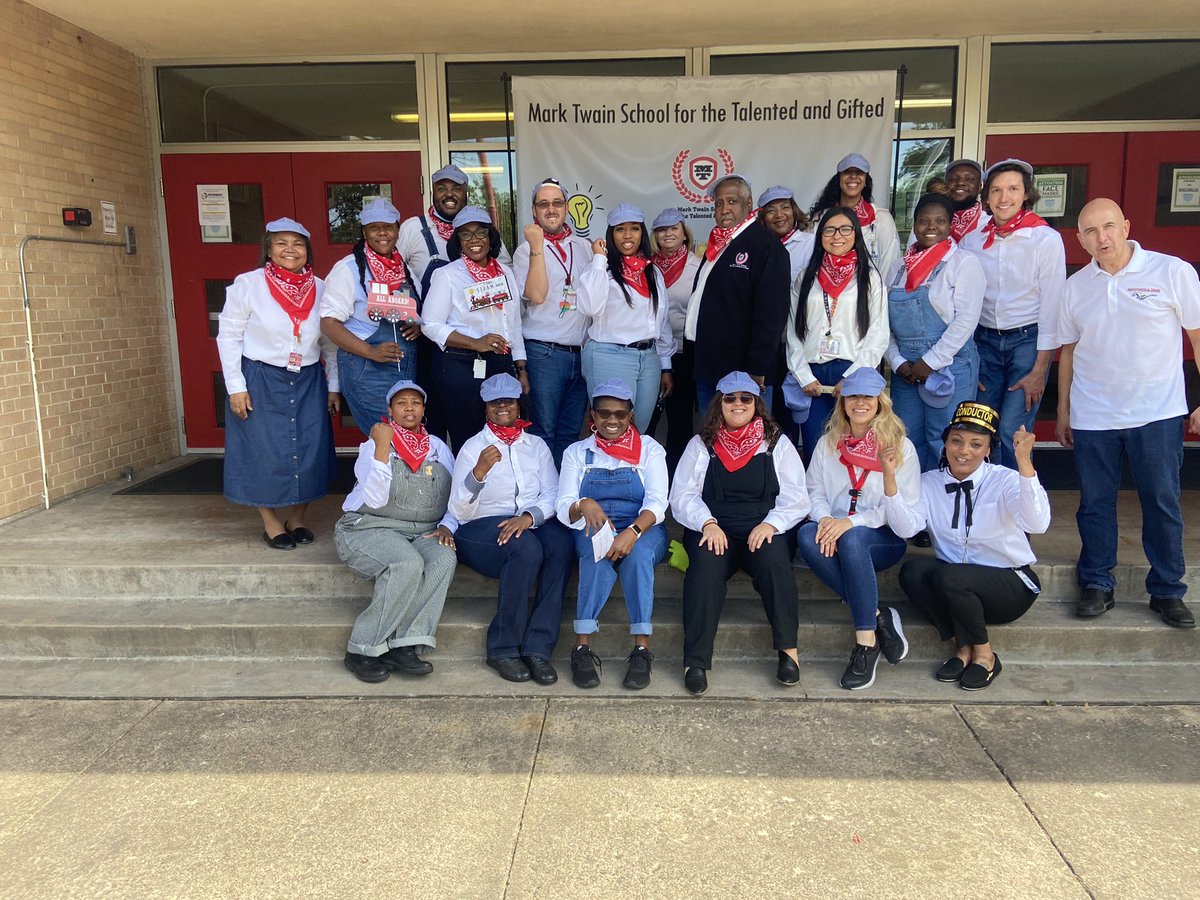 TiffinyG33's tweet photo. First day of school was AWESOME! I’m so proud of my team. Our goal was to make sure that every scholar felt seen, heard and loved! #TwainTrain 🚂🛤@TeamDallasISD @DISDMagnets @RyanZysk #FullSTEAMAhead https://t.co/WgkCCf5tJN