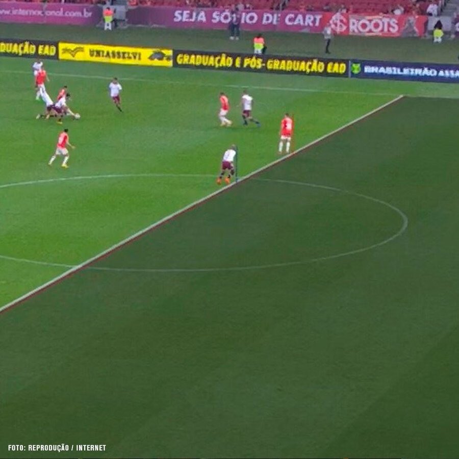 ArbitragemErros's tweet photo. Em jogo válido pela 22ª rodada, o árbitro de vídeo revisou a suposta posição irregular do jogador do Inter e conseguiu a proeza de marcar impedimento nesse lance, sim, ele marcou impedimento. Totalmente contra a regra do jogo. 

Internacional 3 x 0 Fluminense #Brasileirao2022 https://t.co/ApMEtHwFxK