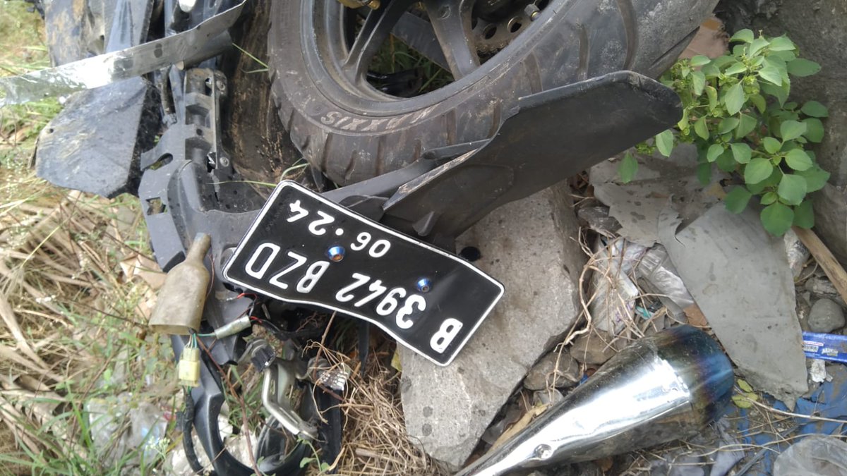 TMCPoldaMetro's tweet photo. 09.49 Terjadi kecelakaan pengendara sepeda motor B 3942 BZD 
tertabrak kereta api di perlintasan kereta api Pasar Pesing. Korban tutup usia dan sedang dalam penanganan petugas. https://t.co/sdxRD5IA9c