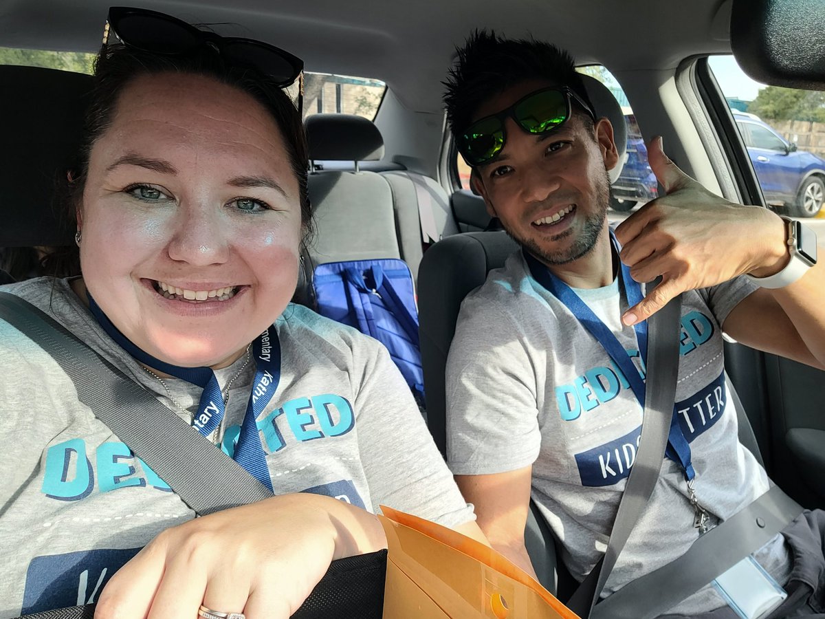MrsVrazel's tweet photo. Had so much fun at #WelcomeWalk with Mr. T! Can't wait to start an amazing new year with my #3rdGraders @CarawayElem https://t.co/SQoMgWedBn