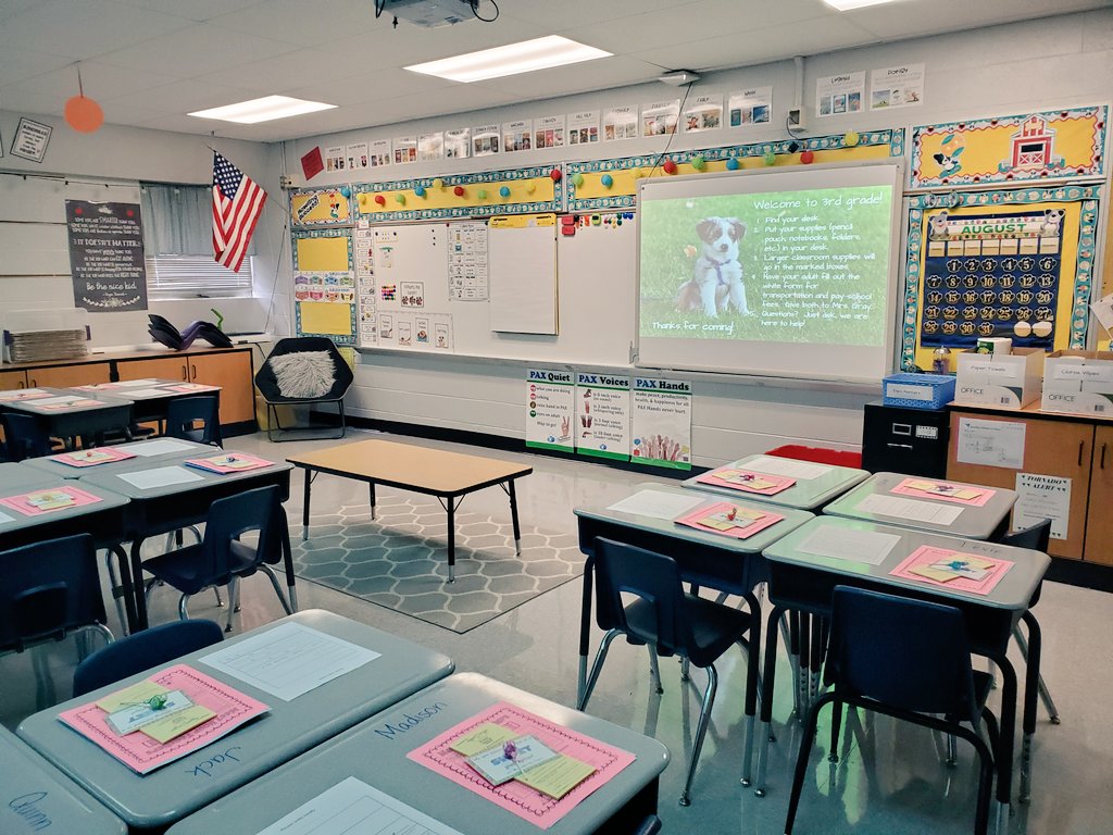 JFB3rdGray's tweet photo. It's going to be a great year! So happy to welcome our students back into the building today! @JFBKnights @JFB_vingum3 @Kings_Schools https://t.co/HJKDWDFBje