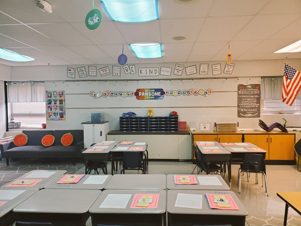 JFB3rdGray's tweet photo. It's going to be a great year! So happy to welcome our students back into the building today! @JFBKnights @JFB_vingum3 @Kings_Schools https://t.co/HJKDWDFBje
