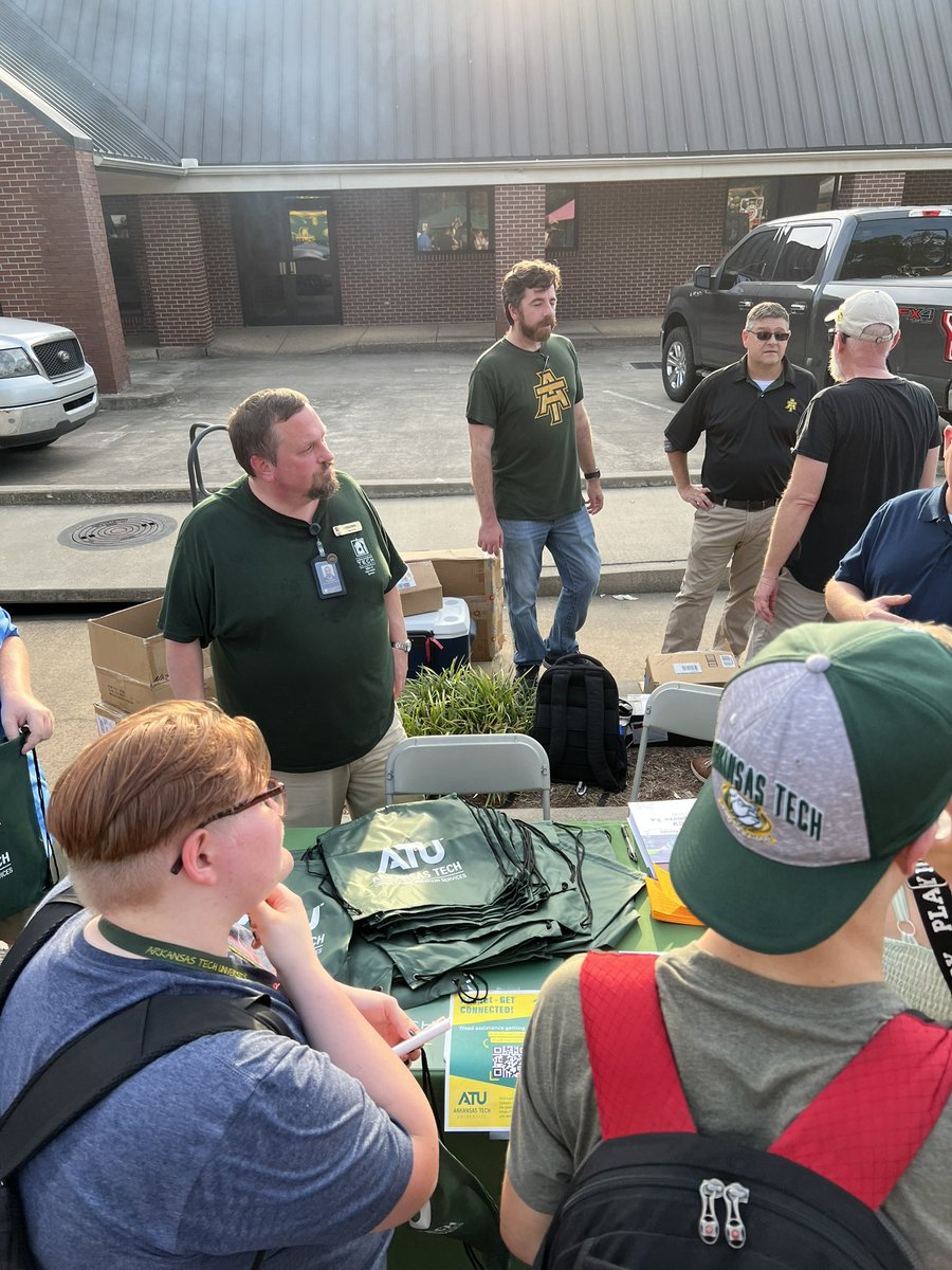 kenwester's tweet photo. @ATUInfoSys represented well @ArkansasTech Involvement Fair. https://t.co/S02koEyBUV