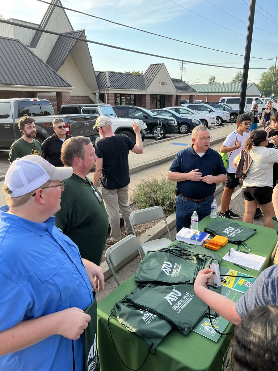 kenwester's tweet photo. @ATUInfoSys represented well @ArkansasTech Involvement Fair. https://t.co/S02koEyBUV