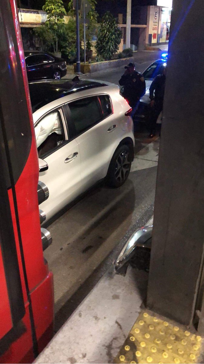 TlalpanVecinos's tweet photo. Accidente en la estación del metrobús “La Joya”, pero sigan sin infraccionar @UCS_GCDMX . https://t.co/GzCVcazl05