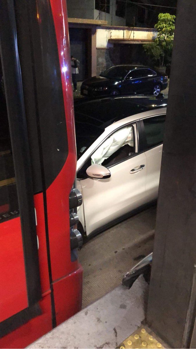 TlalpanVecinos's tweet photo. Accidente en la estación del metrobús “La Joya”, pero sigan sin infraccionar @UCS_GCDMX . https://t.co/GzCVcazl05