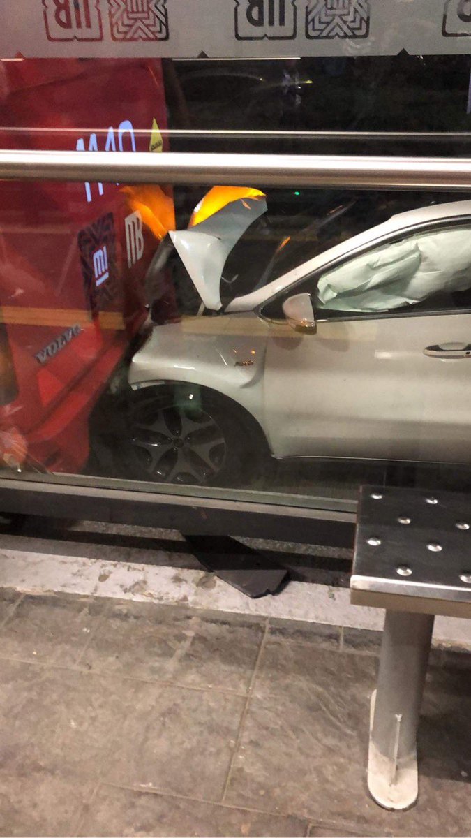 TlalpanVecinos's tweet photo. Accidente en la estación del metrobús “La Joya”, pero sigan sin infraccionar @UCS_GCDMX . https://t.co/GzCVcazl05