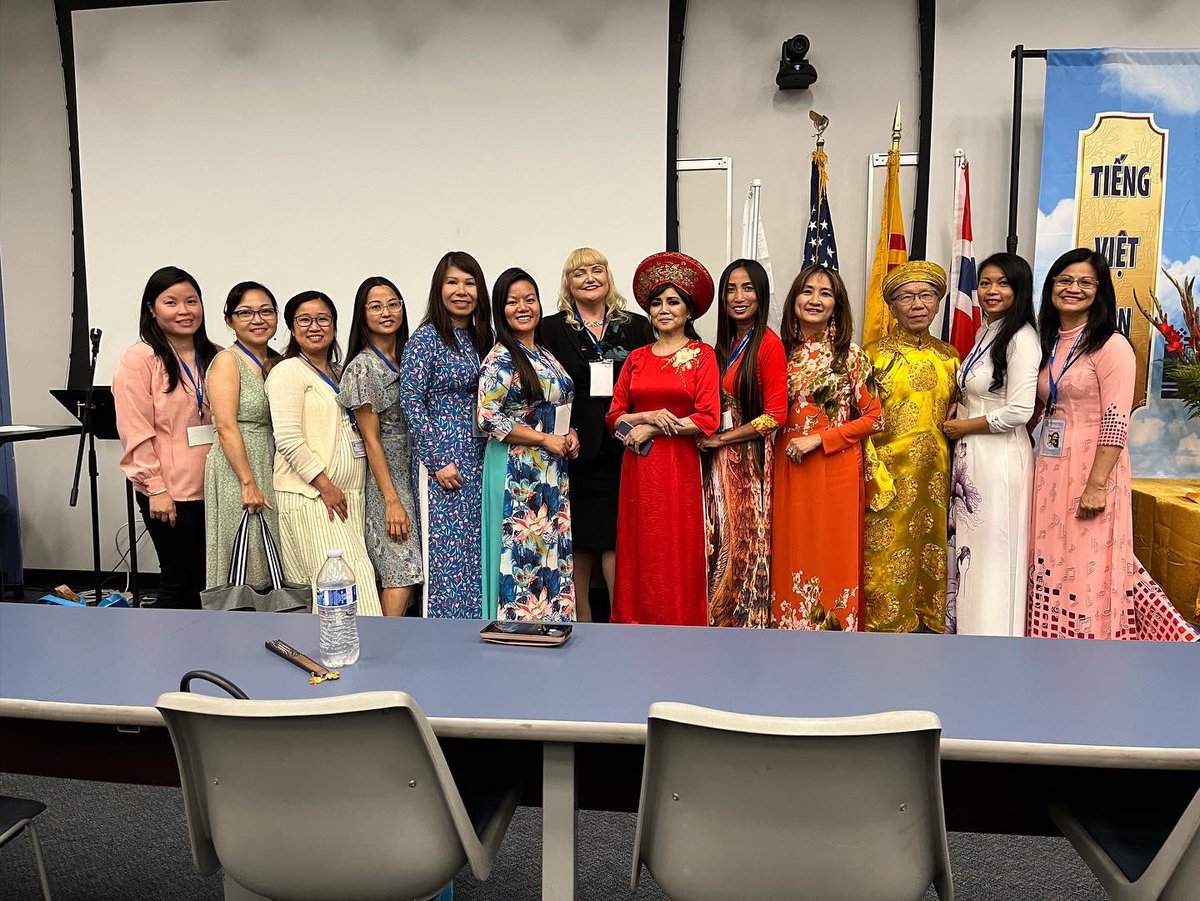 DrRenaeBryant's tweet photo. 2 of 2 I introduced r 5 Vietnamese Lang tchrs & Viet interpreter (Vy, Bich, Tulinh, May, Chinh & Mary) & expressed r gratitude 2 all the tchra from all over globe for dedicating their weekend to capacity building, as well as to TAVIET for their partnership. #UnlimitedYou #AUHSD https://t.co/De3FKbJJN5
