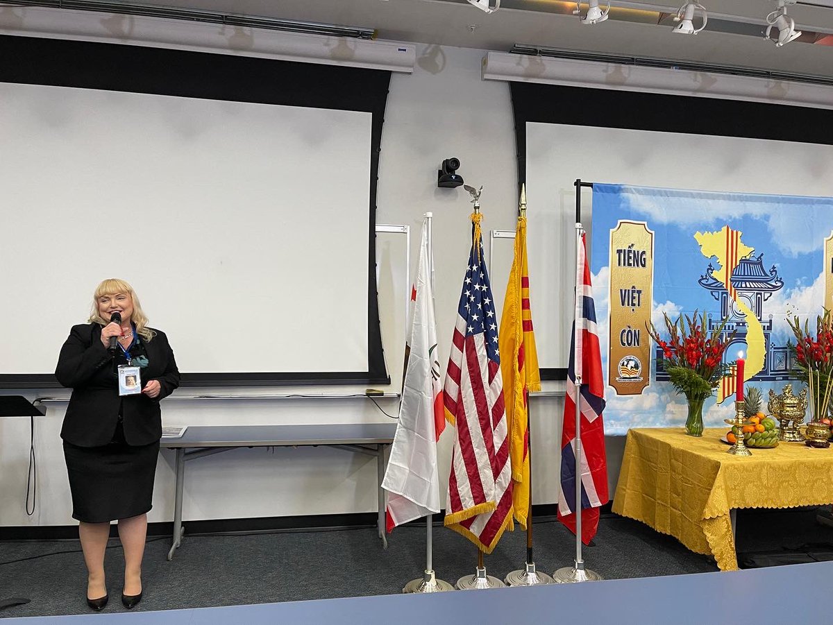 DrRenaeBryant's tweet photo. 2 of 2 I introduced r 5 Vietnamese Lang tchrs & Viet interpreter (Vy, Bich, Tulinh, May, Chinh & Mary) & expressed r gratitude 2 all the tchra from all over globe for dedicating their weekend to capacity building, as well as to TAVIET for their partnership. #UnlimitedYou #AUHSD https://t.co/De3FKbJJN5