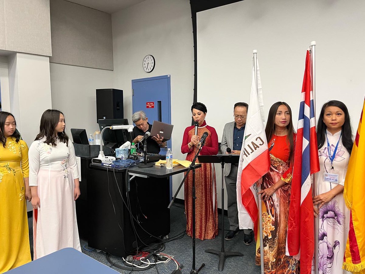 DrRenaeBryant's tweet photo. 2 of 2 I introduced r 5 Vietnamese Lang tchrs & Viet interpreter (Vy, Bich, Tulinh, May, Chinh & Mary) & expressed r gratitude 2 all the tchra from all over globe for dedicating their weekend to capacity building, as well as to TAVIET for their partnership. #UnlimitedYou #AUHSD https://t.co/De3FKbJJN5