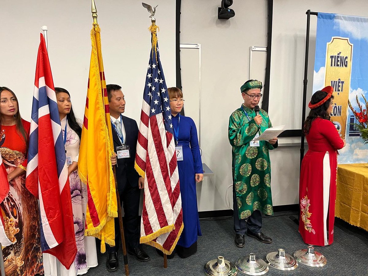 DrRenaeBryant's tweet photo. 2 of 2 I introduced r 5 Vietnamese Lang tchrs & Viet interpreter (Vy, Bich, Tulinh, May, Chinh & Mary) & expressed r gratitude 2 all the tchra from all over globe for dedicating their weekend to capacity building, as well as to TAVIET for their partnership. #UnlimitedYou #AUHSD https://t.co/De3FKbJJN5