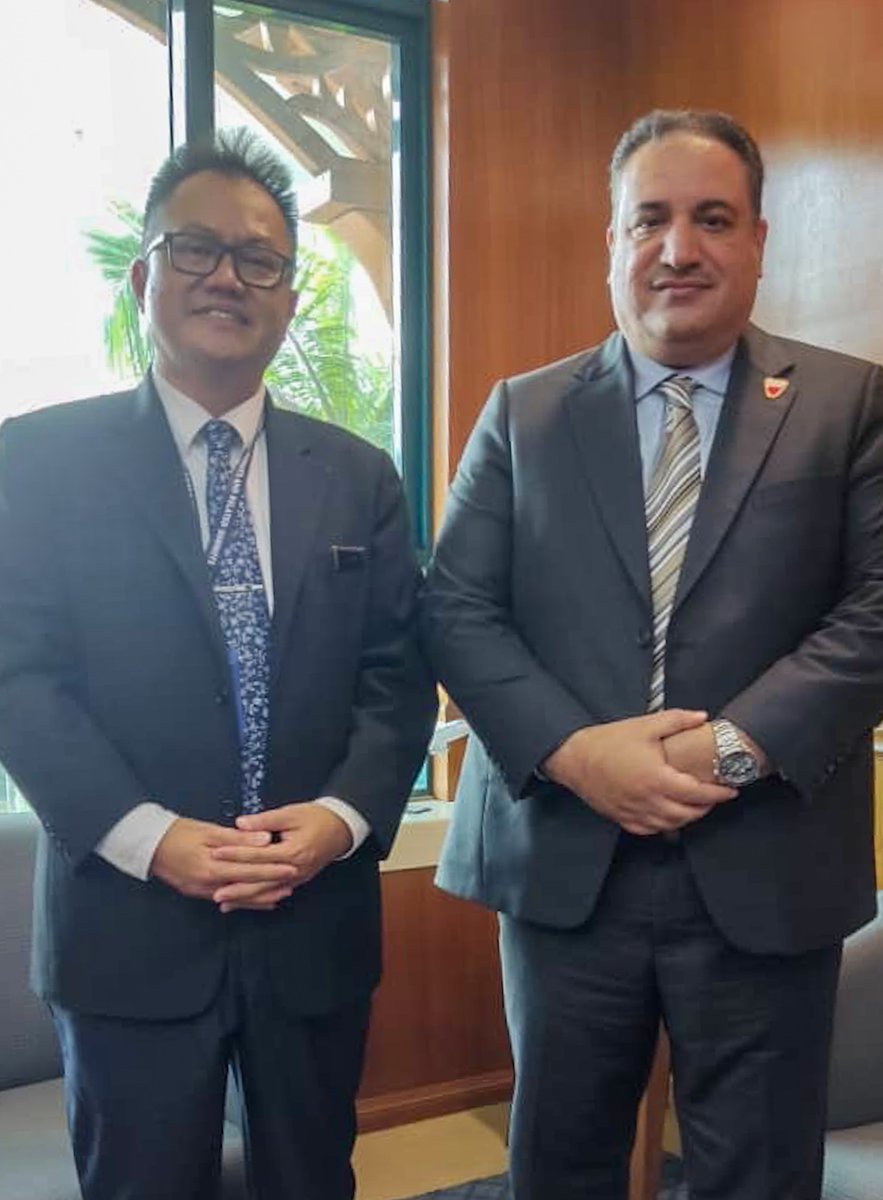 السيد رشاد فاروق الشيخ، القائم بأعمال سفارة مملكة البحرين في كوالالمبور، يلتقي سعادة السيد موزامبلي ماركام، نائب مدير عام الأمانة الوطنية لرابطة آسيان بوزارة الخارجية الماليزية، بمقر الوزارة، وتم استعراض سبل تعزيز التعاون بين البلدين ومناقشة عدد من المواضيع ذات الاهتمام المشترك.