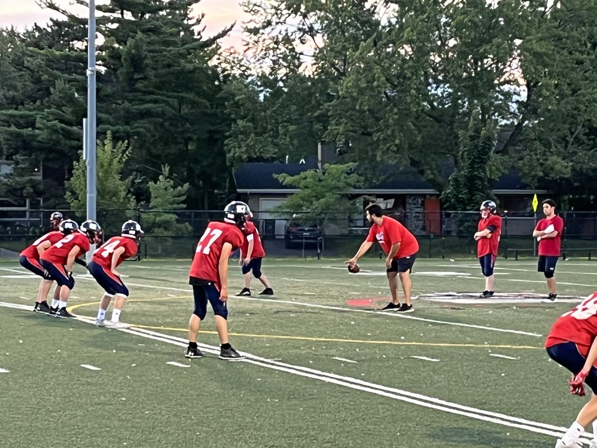 ExpressCSS's tweet photo. La rentrée scolaire est à nos portes… et la saison de football aussi! 🏈🥇🏆#stsac #express https://t.co/9WDWUyWPRm