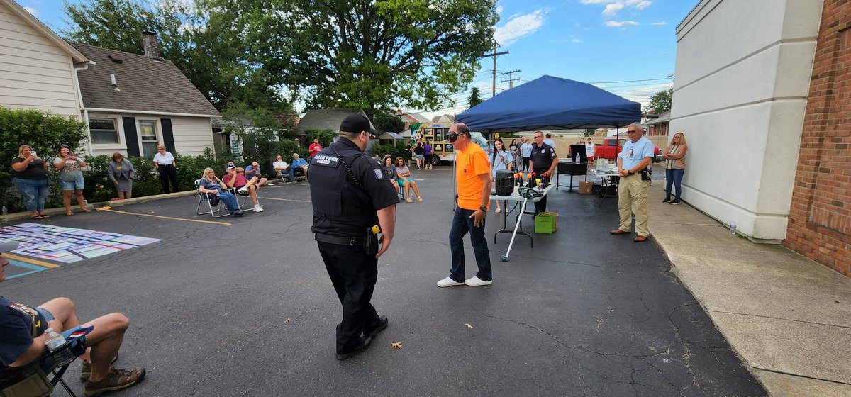 AllenParkPolice's tweet photo. Great Cop on the Block meeting tonight. 
Thanks to all that came out and spent time with us. 
Thanks to @detroitwingco for providing dinner. https://t.co/rbsRe0h9eZ