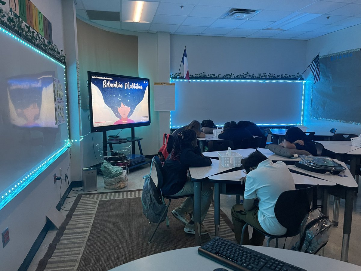 Maestra_Santana's tweet photo. 6th grade enjoying some meditation during our brain break and engaging in our first two row discussions! #Firstdaydone ✅  @LDZEagles https://t.co/lIYXcOjjJT