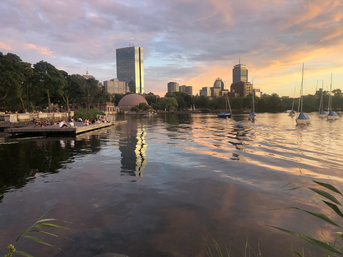 Emjay1028's tweet photo. Last call for daylight in #Boston. #ViewFromEveningRun #Esplanade #MondayMotivation #RunnerBliss #Summer #August #MJWeather https://t.co/Mdo25LqL0s