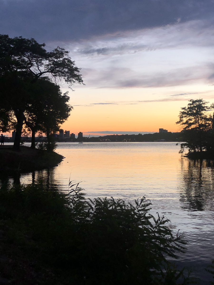 Emjay1028's tweet photo. Last call for daylight in #Boston. #ViewFromEveningRun #Esplanade #MondayMotivation #RunnerBliss #Summer #August #MJWeather https://t.co/Mdo25LqL0s
