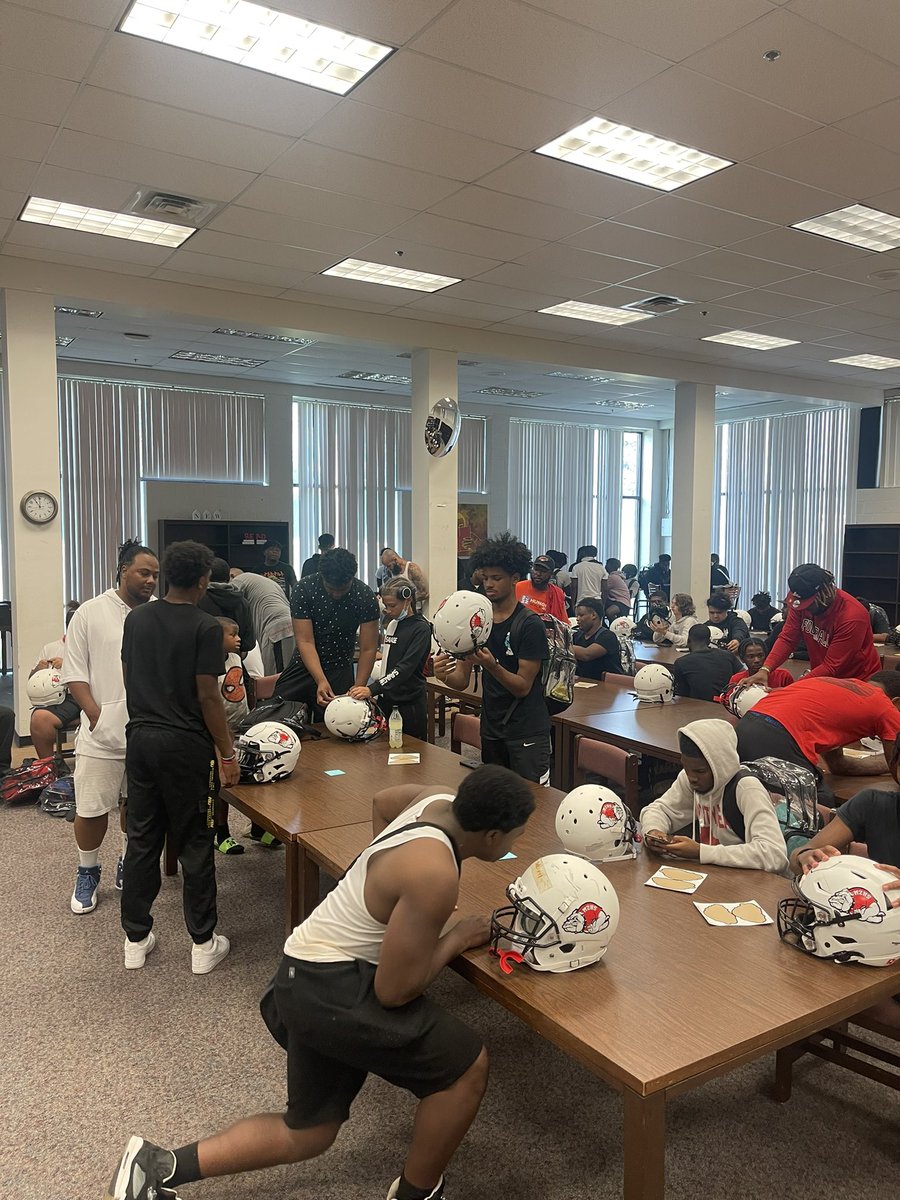 Thanks to all dads who should up for Mount Zion High School  first annual “Dads and Decal”.@CV psathletics1 <a href="/MT_ZIONBULLDOGS/">MT.Zion FB Recruiting</a>