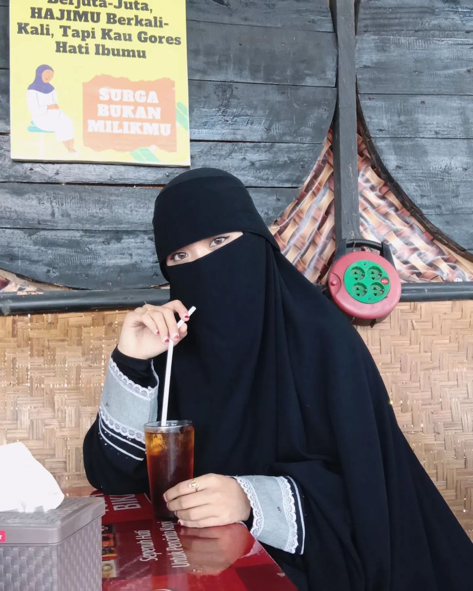 ifnuazz__'s tweet photo. Mau pamit keluar rumah, bapak ngeliatin aku dari atas ke bawah
"Kamu lama² makin mirip Ibu"

☺️☺️☺️ https://t.co/HnDrbLlcaU