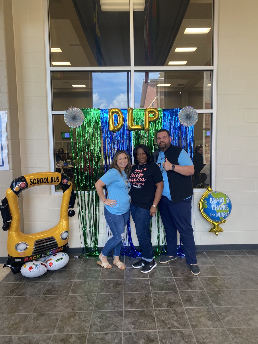 JazminM1020's tweet photo. 💚💙always great to see old coworkers! #duallanguagestrong https://t.co/UtHcrpP7B9
