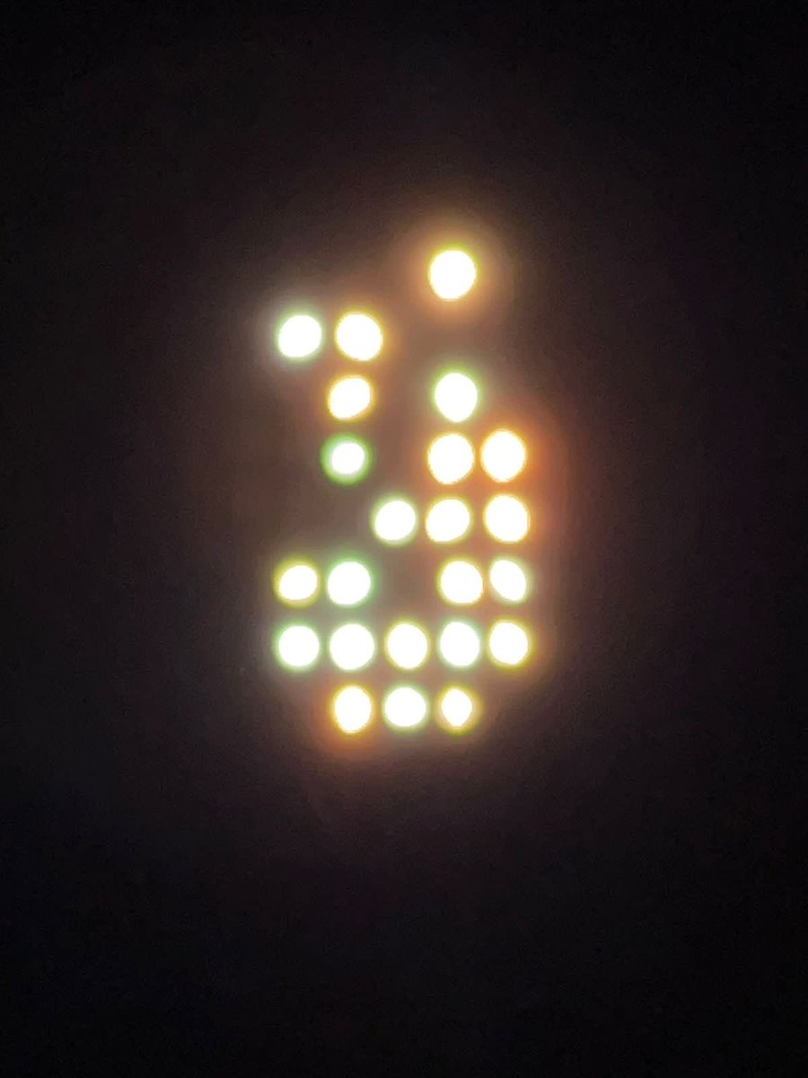 andresmunoza's tweet photo. Me pasan estas fotos de primer plano de 2 de las 4 luminarias del 🏟 Alejandro Serrano Aguilar.

La ciudad añora torneos internacionales, son 4 años de sequía. #DCuenca podría conseguir una Sudamericana y de nada servirá, porque aquí no se va a poder jugar.

Que nadie se asombre. https://t.co/RQHq3833bo