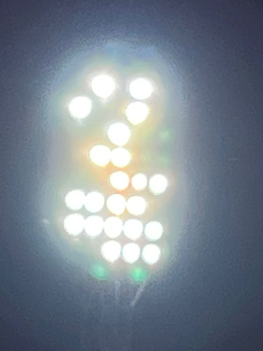 andresmunoza's tweet photo. Me pasan estas fotos de primer plano de 2 de las 4 luminarias del 🏟 Alejandro Serrano Aguilar.

La ciudad añora torneos internacionales, son 4 años de sequía. #DCuenca podría conseguir una Sudamericana y de nada servirá, porque aquí no se va a poder jugar.

Que nadie se asombre. https://t.co/RQHq3833bo