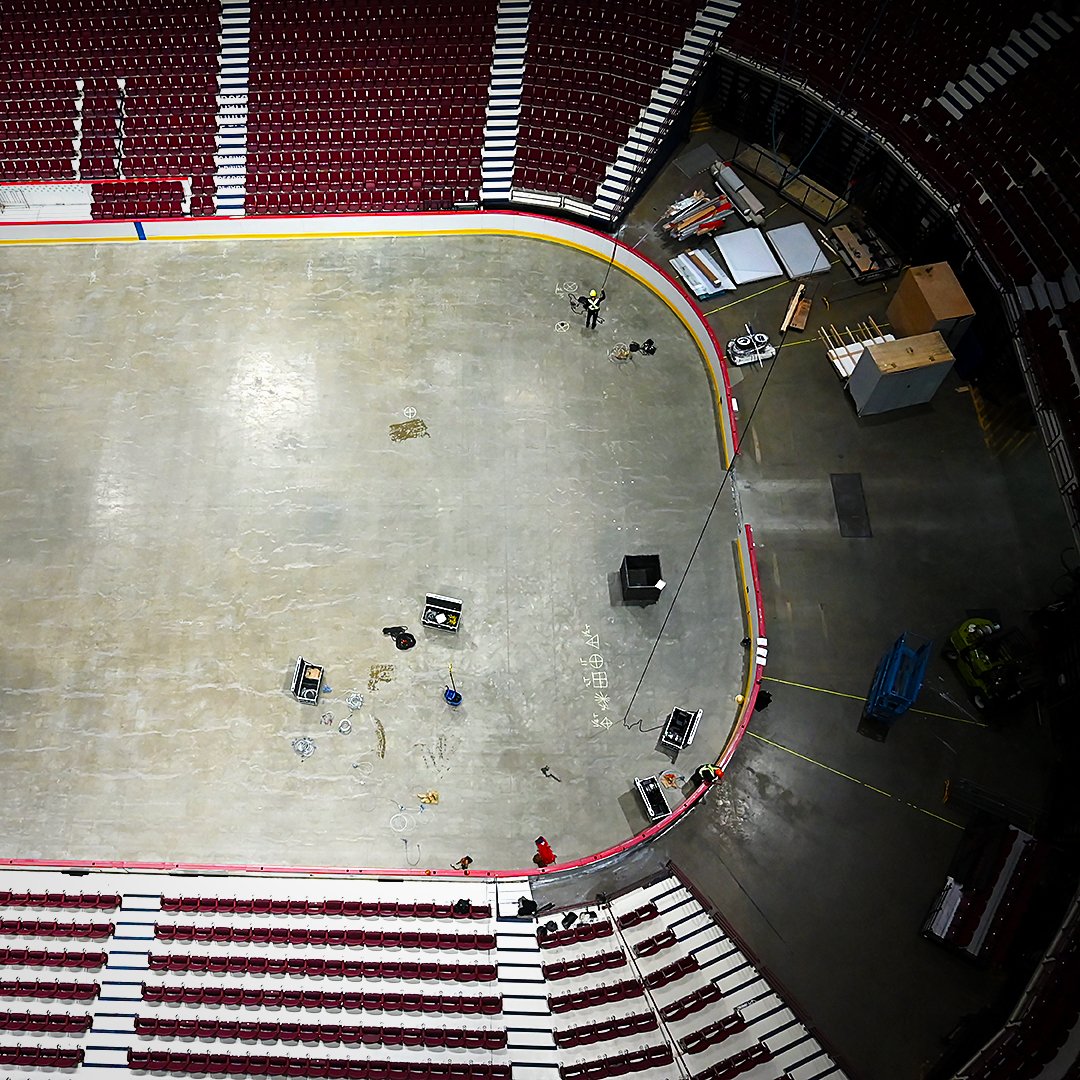 RiggitServices's tweet photo. From way up here, your show looks deceptively small.

#riggit #riggitservices #riggitstaff #lighting #rig #ropeaccess #rigger #stage #vancouver #rigging #eventcrew #crewlife #stagecrew #backstage #staging #stagehand #riggers #eventjob #rogersarena 

https://t.co/t9Xqh8sleI https://t.co/NgvNdOQCxF