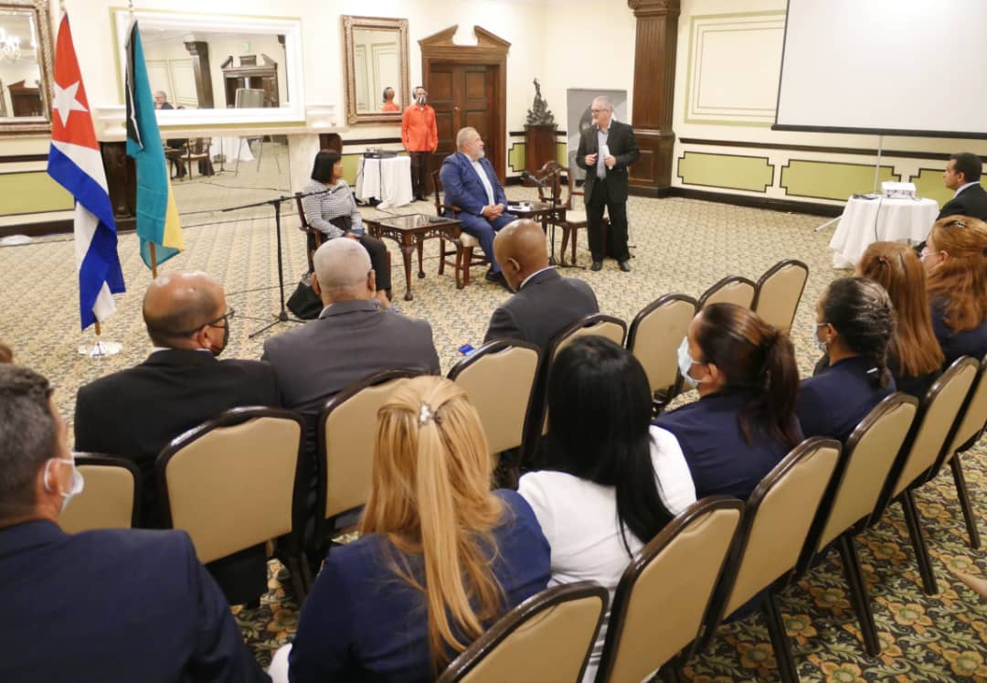 MMarreroCruz's tweet photo. En emotivo encuentro con colaboradores y miembros de la Misión Estatal de #Cuba 🇨🇺 en #Bahamas 🇧🇸, dialogamos sobre sus experiencias de trabajo y reafirmaron el compromiso de brindar servicios en este hermano país mientras sea necesario. https://t.co/c3L4AWp7A2