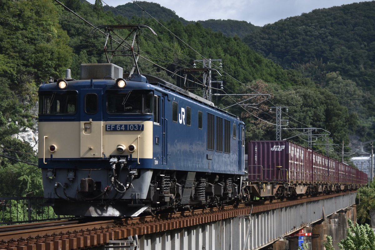 Keiyo_Freight's tweet photo. 3082レ　EF64-1037+コキ　井倉〜方谷にて
久々な撮影はお初の井倉鉄橋、原色伯備線貨物を撮れただけで満足 https://t.co/8ngrRB0MkF