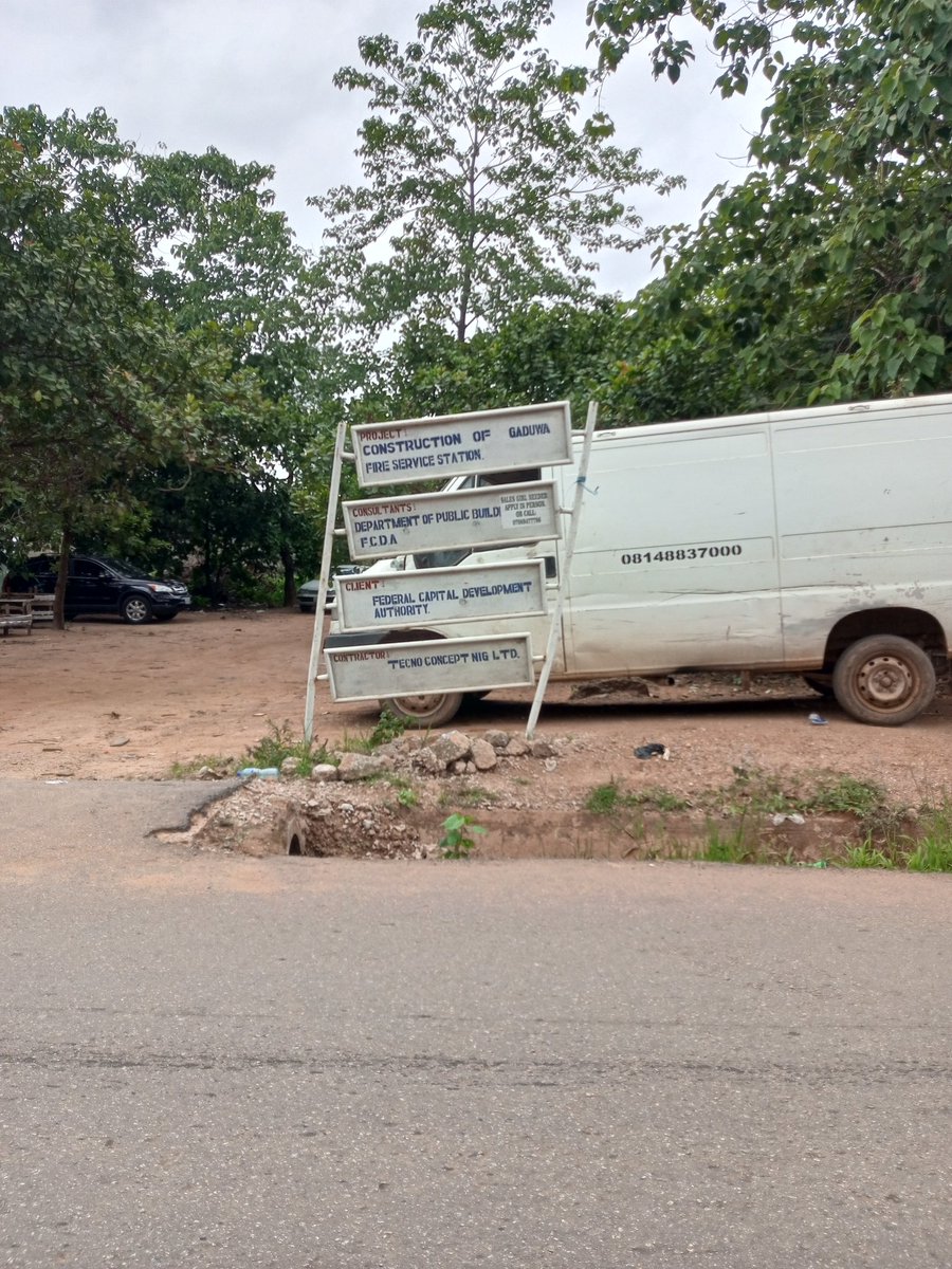 I posted about this abandoned project some few weeks ago, on passing that road today, the project sign as been removed. 
@officialEFCC @BudgITng @ICPC_PE 
#PeterObi4President2023