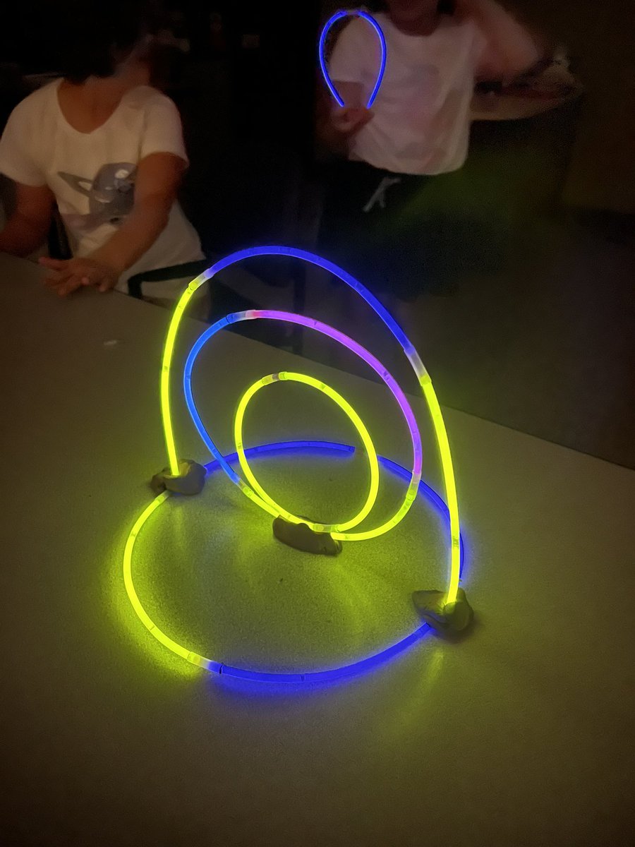 sarahgriffinart's tweet photo. More glow stick sculptures today! I love the problem solving that has come with this project 💙@ForestViewFoxes #problemsolving #discoveryeducation #olathepublicschools #forestviewelementary https://t.co/bAUh9vFljA