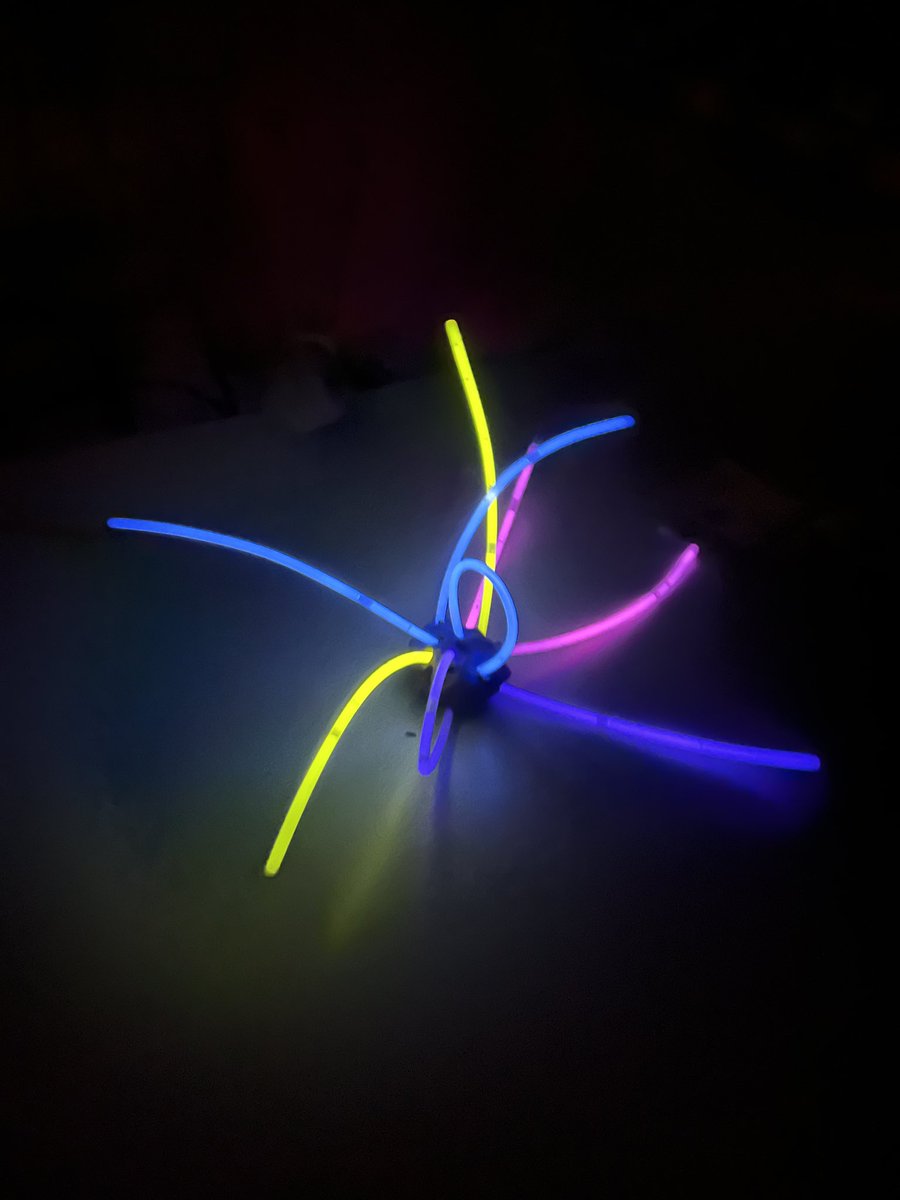 sarahgriffinart's tweet photo. More glow stick sculptures today! I love the problem solving that has come with this project 💙@ForestViewFoxes #problemsolving #discoveryeducation #olathepublicschools #forestviewelementary https://t.co/bAUh9vFljA