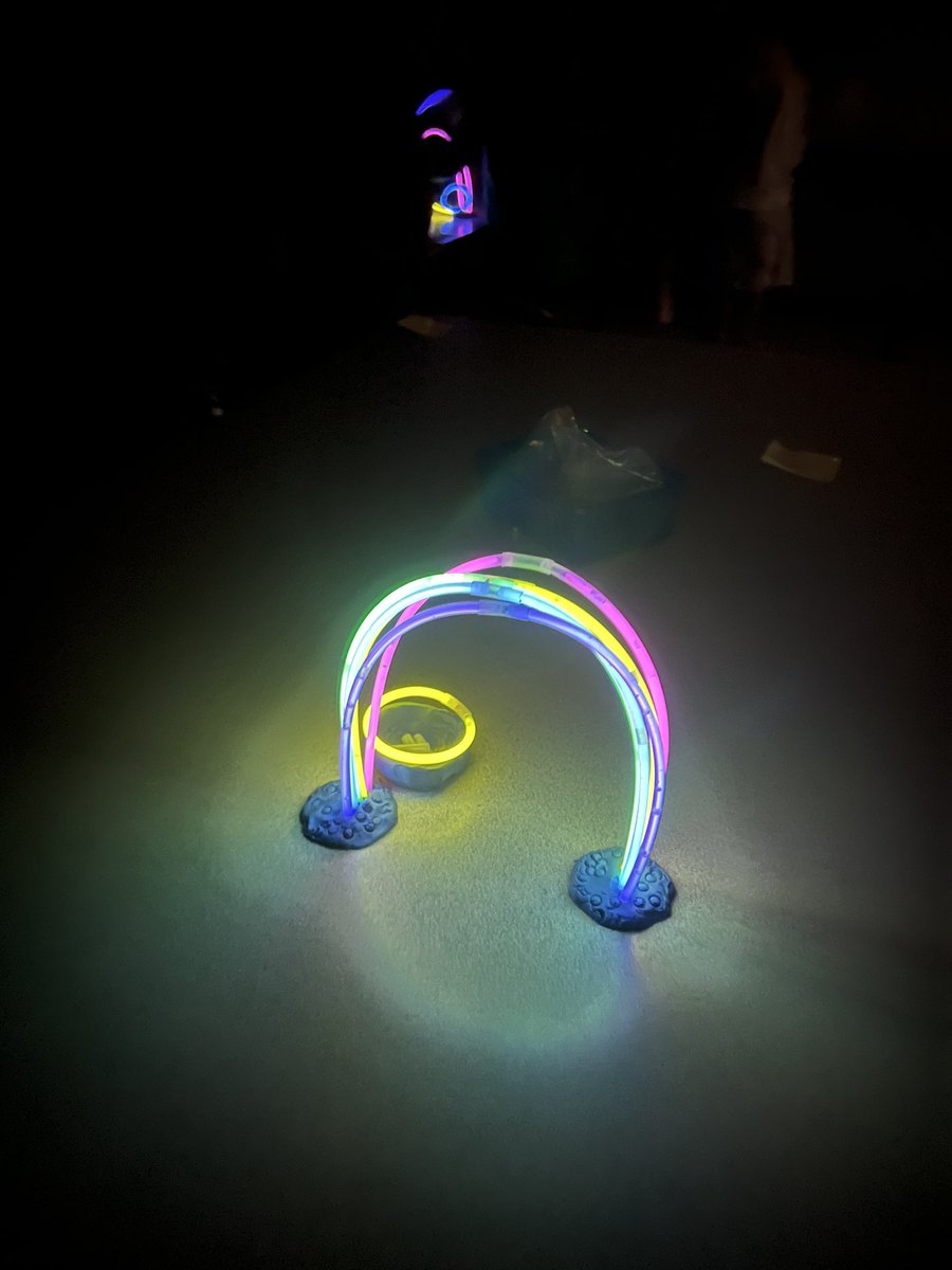sarahgriffinart's tweet photo. More glow stick sculptures today! I love the problem solving that has come with this project 💙@ForestViewFoxes #problemsolving #discoveryeducation #olathepublicschools #forestviewelementary https://t.co/bAUh9vFljA