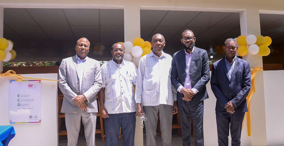 AUF_Caraibe's tweet photo. 🏫👨🏿🏫👨🏿🎓 Dans le cadre de son plan spécial Haïti lancé avec le @MENFP_Education à la suite du séisme de 2021, l’AUF a procédé à l’inauguration d’un réseau de 6 Espaces Connectés Ouverts (ECO) dans les universités du Grand Sud, le 13 août 2022, à l’#UPSAC. 👉🏿:https://t.co/2t6EgGikT1 https://t.co/rE6lSaxpZL